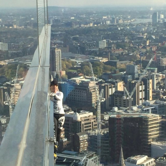 Alain Robert memanjat gedung tertinggi di London, Heron Tower, pada Kamis (25/10). (Foto: Tom Bamborough/via REUTERS)