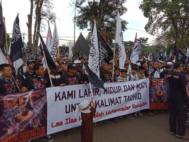 Ribuan Massa Protes Pembakaran Bendera Tauhid di Gedung Sate