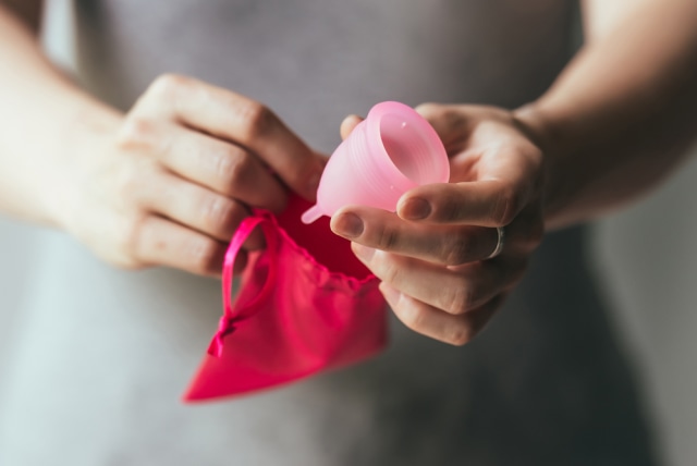 Simpan menstrual cup dengan baik setelah dipakai agar tidak mudah terkontaminasi bakteri. (Foto: Shutterstock)
