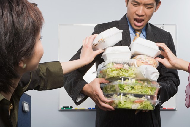 Tipe pegawai kantoran saat makan siang (Foto: Shutter Stock)