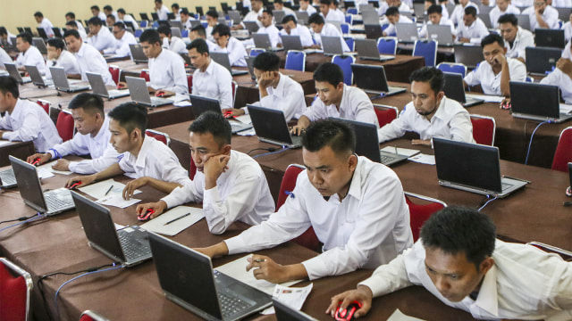 Sejumlah peserta mengikuti Seleksi Kompetensi (SKD) menggunakan sistem Computer Assited Tes (CAT) CPNS secara serantak. (Foto: ANTARA FOTO/Nova Wahyudi)