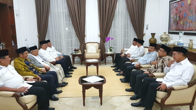 Wakil Presiden Jusuf Kalla bertemu dengan sejumlah pimpinan ormas Islam, Jumat (26/10/2018). (Foto: Dok. Setwapres)
