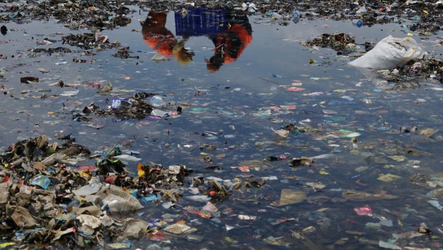 Dinas Lingkungan Hidup bersihkan sampah di Muara Angke, Jakarta Utara (Foto: Jamal Ramadhan/kumparan)