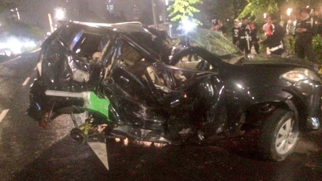 Mobil Avanza alami kecelakaan di depan Gedung TVRI, Jalan Gerbang Pemuda Senayan, Jakarta Pusat, Sabtu (28/10). (Foto: Twitter.com/TMCPoldaMetro)