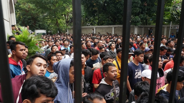 Sejumlah masyarakat menunggu dibukanya tempat pembelian tiket di Belleza Shoping Arcade, Jakarta, Sabtu (27/10). (Foto: Jamal Ramadhan/kumparan)