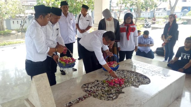 Hasto bersama Dewi Soeharto dan beberapa anggota DPRD Jawa Timur ziarah di makam WR Supratman, Sabtu (27/10/2018). (Foto: Fahrian Saleh/kumparan)