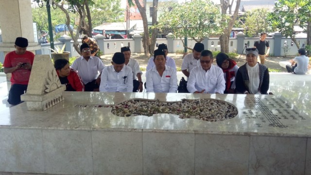 Hasto bersama Dewi Soeharto dan beberapa anggota DPRD Jawa Timur ziarah di makam WR Supratman, Sabtu (27/10/2018). (Foto: Fahrian Saleh/kumparan)