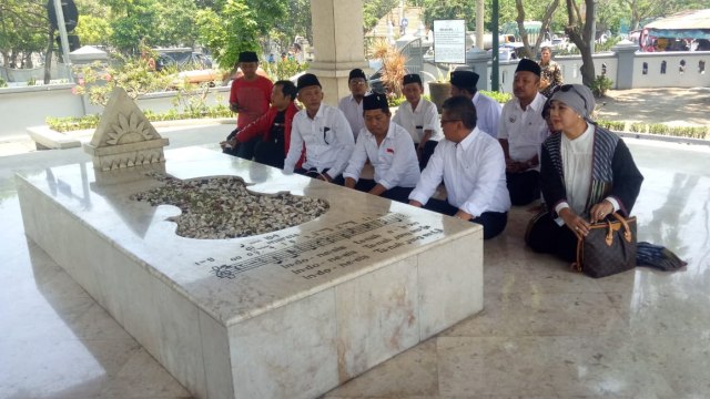 Hasto bersama Dewi Soeharto dan beberapa anggota DPRD Jawa Timur ziarah di makam WR Supratman, Sabtu (27/10/2018). (Foto: Fahrian Saleh/kumparan)