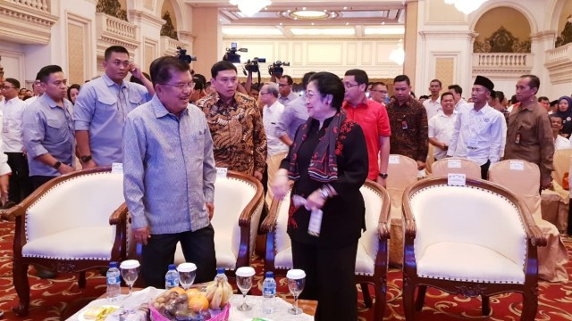 JK dan Megawati di pembukaan Rakernas TKN Jokowi Maruf di Surabaya, Sabtu (27/10/2018). (Foto: Dok. Istimewa)