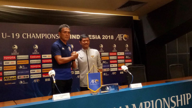 Pelatih Jepang Masanaga Kageyama (kiri) dan Pelatih Timnas U-19 Indra Sjafri (kanan).
(Foto: Akbar Ramadhan/kumparan)