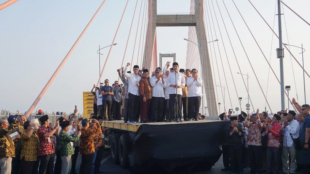 Jokowi gratiskan tarif tol jembatan Suramadu di Surabaya, Sabtu (27/10/2018). (Foto: Yudhistira Amran Saleh/kumparan)
