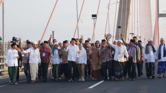 Saat Jokowi larang Ulama acungkan satu jari di Tol Jembatan Suramadu, Surabaya, Sabtu (27/10/2018). (Foto: Yudhistira Amran Saleh/kumparan)