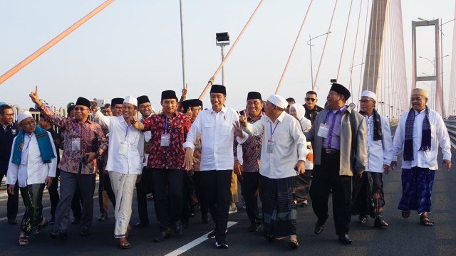Saat Jokowi larang Ulama acungkan satu jari di Tol Jembatan Suramadu, Surabaya, Sabtu (27/10/2018). (Foto: Yudhistira Amran Saleh/kumparan)