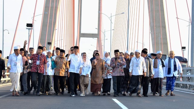 Jokowi resmikan penggratisan jalan tol Jembatan Suramadu, Sabtu (27/10/2018). (Foto: Agus Suparto/Presidential Palace)