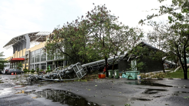 Venue Jakabaring Sport City rusak usai dilanda angin puting beliung, Palembang, Sumatera Selatan, Sabtu (27/10/2018). (Foto: ANTARA FOTO/Nova Wahyudi)