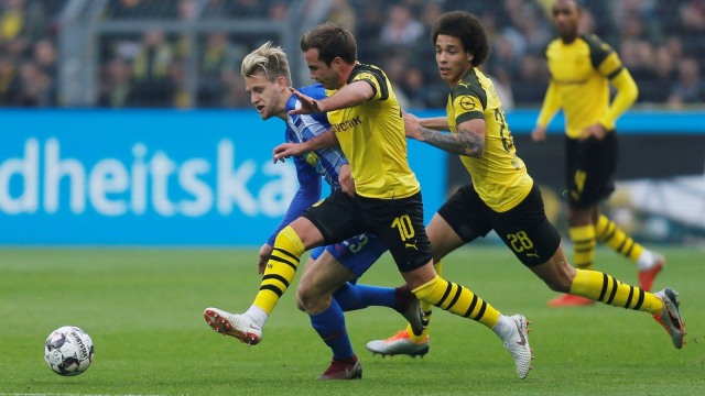 Mario Goetze dan Axel Witsel berusaha merebut bola dari Arne Meier. (Foto: Reuters/Leon Kuegeler)