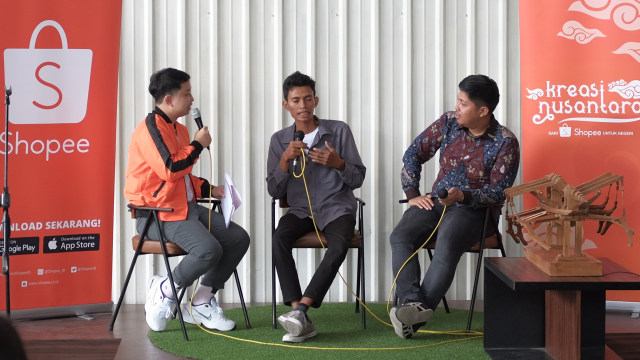 Suasana talkshow Kreasi Nusantara Yogyakarta bersama Dedi Shofianto dan Radityo Triatmojo. (Foto: Dok. Shopee)