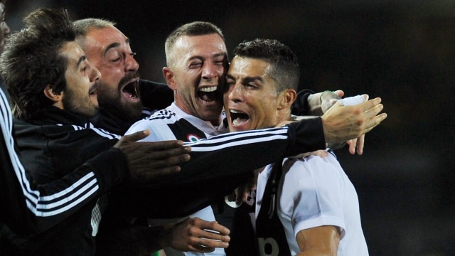 Cristiano Ronaldo merayakan gol bersama Federico Bernardeschi, Carlo Pinsoglio, dan Mattia Perin. (Foto: Reuters/Jennifer Lorenzini)