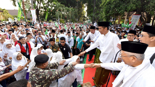 Jokowi dan Ma'ruf Amin Lepas Kirab dan Jalan Sehat 1 Juta Sahabat Santri di Sidoarjo. (Foto: Agus Suparto - Presidential Palace)