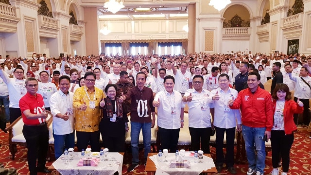 Jokowi dan para ketum parpol koalisi di Rakernas TKN Jokowi-Ma'ruf di Surabaya (Foto: Istimewa)