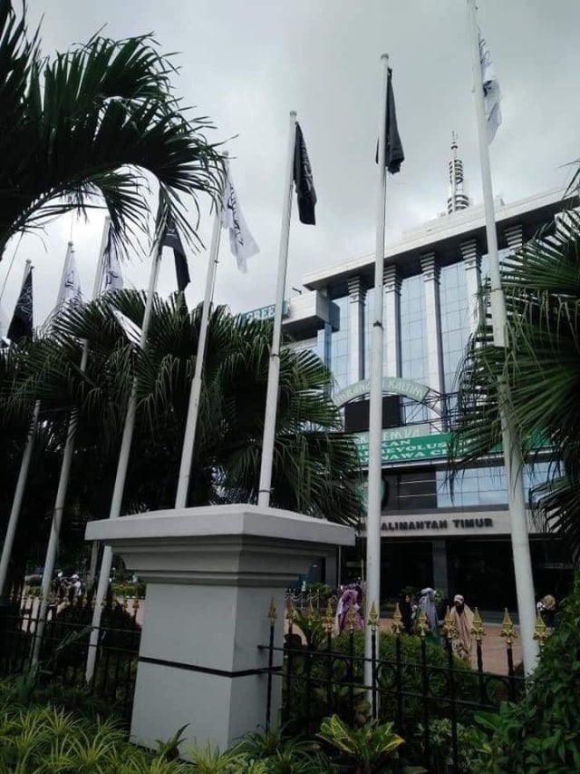 Pengibaran bendera HTI di Kantor Gubernur Kalimantan Timur (Foto: Istimewa)