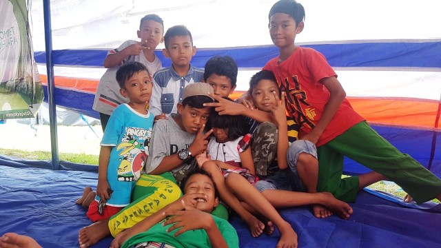 Anak-anak korban gempa di posko TNI AU Palu. (Foto: Efira Tamara/kumparan)