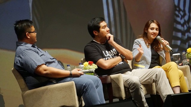 Maruarar Sirait (tengah) dan Tsamara Amany (kanan) menjadi pembicara di acara Milenial Fest di Ballroom Djakarta Theater Jakarta (28/10/2018). (Foto: Jamal Ramadhan/kumparan)