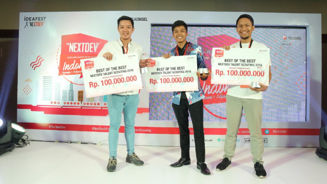 Tiga pemenang The NextDev 2018, Dennis Tjandra (Hello Beuaty), I Gede Yoga Pratama Putra (Fishgo) dan Dedhy Bharoto Trunoyudho (Garda Pangan). (Foto: Telkomsel)