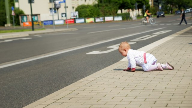 Ilustrasi bayi merangkak di jalanan (Foto: Shutterstock)