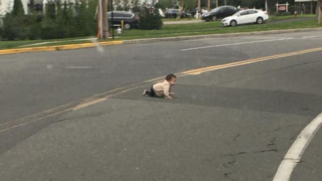 Bayi merangkak sendirian menyeberangi jalan raya di New Jersey, AS (Foto: Facebook Cory M. Cannon)