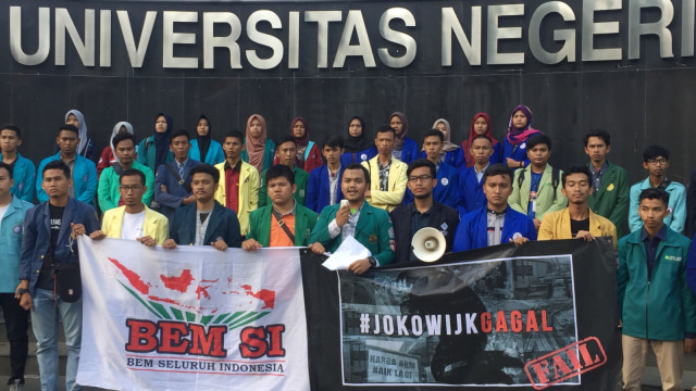 Aliansi Badan Eksekutif Mahasiswa (BEM) Seluruh Indonesia (SI) melakukan deklarasi tuntutan terkait 4 tahun pemerintahan Joko Widodo-Jusuf Kalla. (Foto: Fachrul Irwinsyah/kumparan)