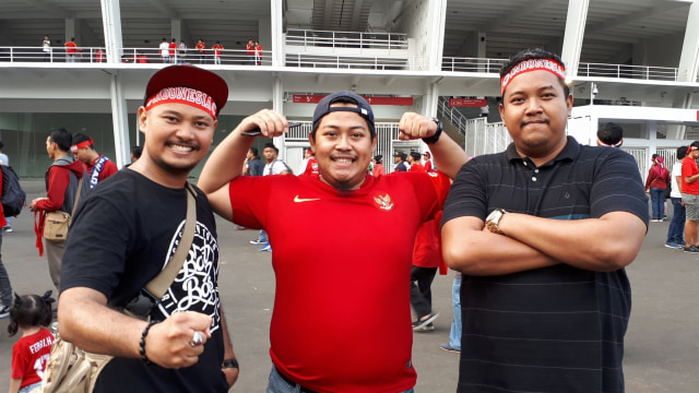 Bowo, Fadli, dan Seto, suporter Timnas Indonesia. (Foto: Karina Nur Shabrina/kumparan)