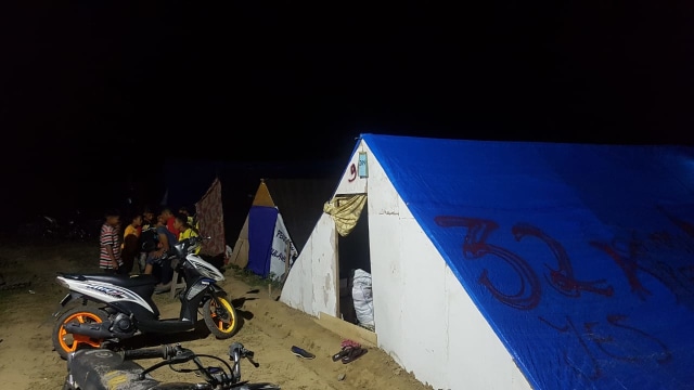 Tenda di posko Desa Jono Oge dan Desa Lolu di malam hari. (Foto: Efira Tamara/kumparan)