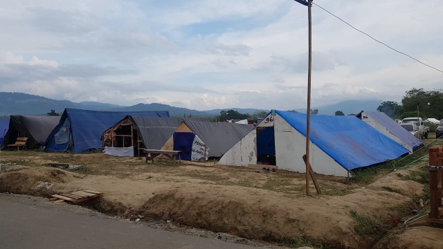 Tenda di posko Desa Jono Oge dan Desa Lolu, Palu. (Foto: Efira Tamara/kumparan)