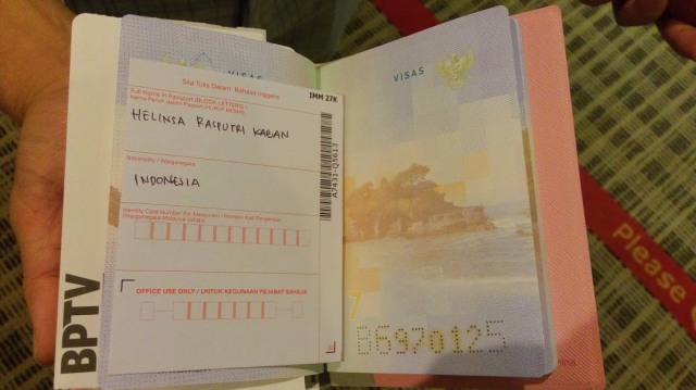 Sobekan Immigration Card di paspor Indonesia (Foto: Helinsa Rasputri/kumparan)