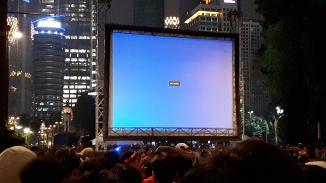 Layar besar di area Plaza Timur (Gate E) dan Plaza Tenggara (Gate D) untuk nonton bareng pertandingan Timnas Indonesia vs Jepang di perempat final AFC U-19 Championship. (Foto: Karina Nur Shabrina/kumparan)