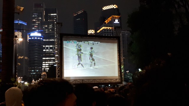 Layar besar di area Plaza Timur (Gate E) dan Plaza Tenggara (Gate D) untuk nonton bareng pertandingan Timnas Indonesia vs Jepang di perempat final AFC U-19 Championship. (Foto: Karina Nur Shabrina/kumparan)