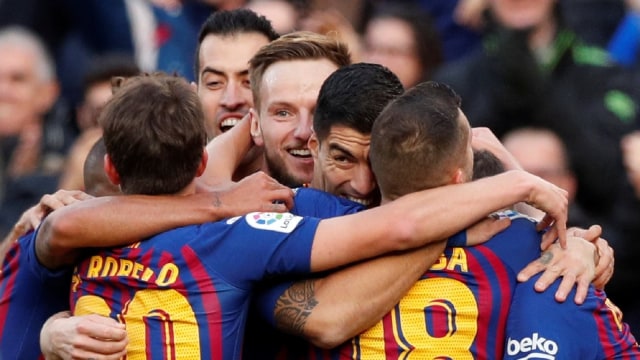Para pemain Barcelona merayakan gol. (Foto: REUTERS/Albert Gea)