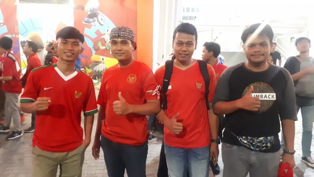 Suporter Timnas U-19 asal Indramayu, Jawa Barat, Haris (kiri) dan kawan-kawan. (Foto: Karina Nur Shabrina/kumparan)