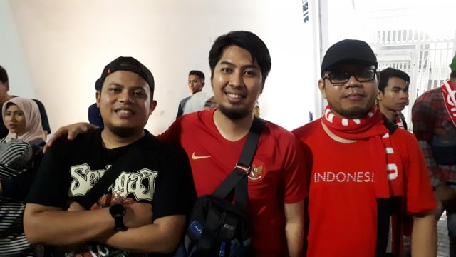 Suporter Timnas U-19 asal Jakarta Timur, Aditya Rizky (tengah) dan kawan-kawan.  (Foto: Karina Nur Shabrina/kumparan)