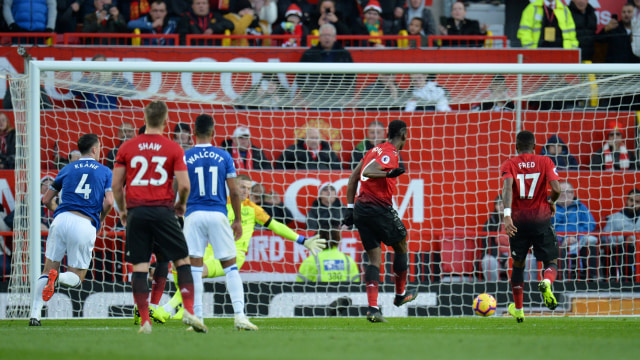 Eksekusi penalti Paul Pogba ke gawang Everton. (Foto: REUTERS/Peter Powell )
