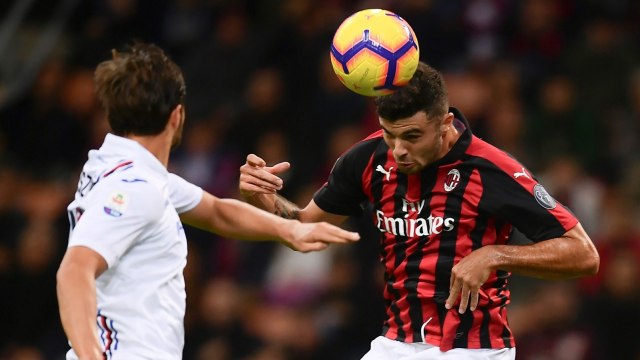 Bek Sampdoria, Bartosz Berezsynski (kiri) mencoba mengadang Patrick Cutrone. (Foto: AFP/Marco Bertorello)