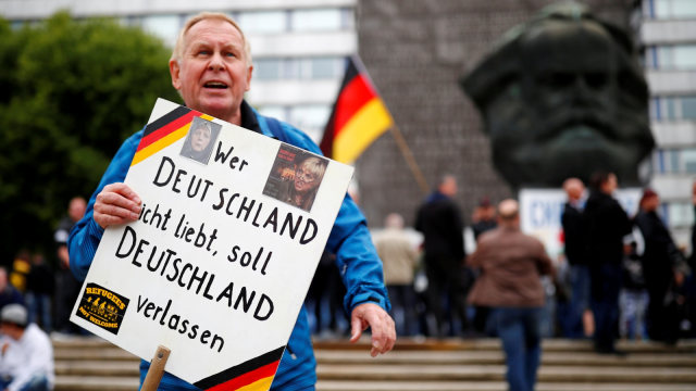 Seorang demonstran sayap kanan di Chemnitz, Jerman. (Foto: REUTERS/Hannibal Hanschke)