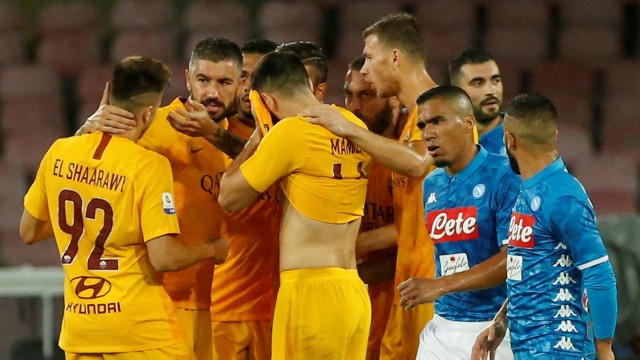 Pemain-pemain Roma merayakan gol Stephan El Shaarawy di depan Allan dan Lorenzo Insigne. (Foto: Reuters/Ciro De Luca)