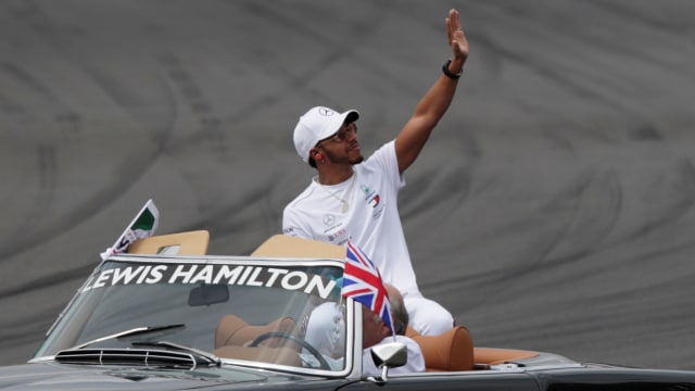Lewis Hamilton saat diarak berkeliling Sirkuit Autodromo Hermanos Rodrigue, Meksiko. Foto: REUTERS/Henry Romero
