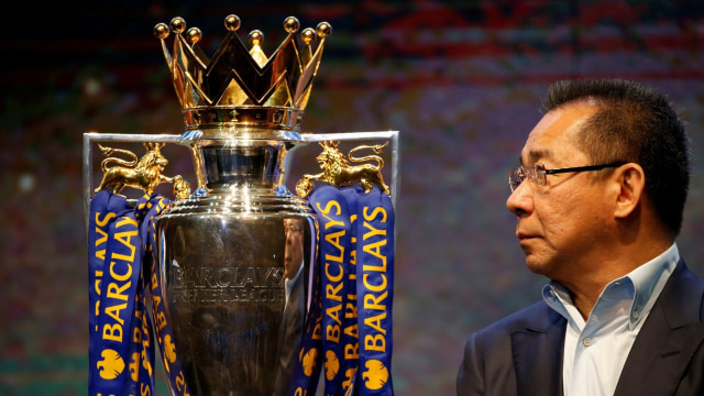 Pemilik Leicester City, Vichai Srivaddhanaprabha, bersama trofi Premier League. (Foto: Reuters/Jorge Silva)