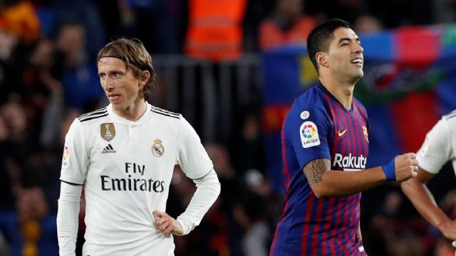 Beda ekspresi pemain Barcelona dan Madrid. (Foto: REUTERS/Albert Gea)