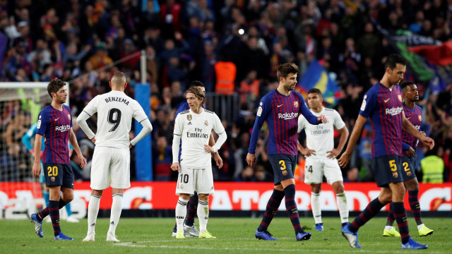 Kesedihan para pemain Madrid. (Foto: REUTERS/Albert Gea)