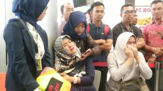 Keluarga korban Lion Air menanti kabar di Bandara Depati Amir, Senin (29/10/2018). (Foto: Dok. Andi)