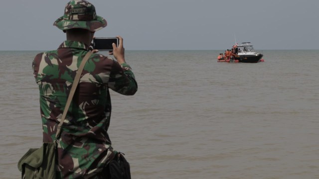 Proses evakuasi pesawat Lion Air JT610 (Foto: Aditia Noviansyah/kumparan)